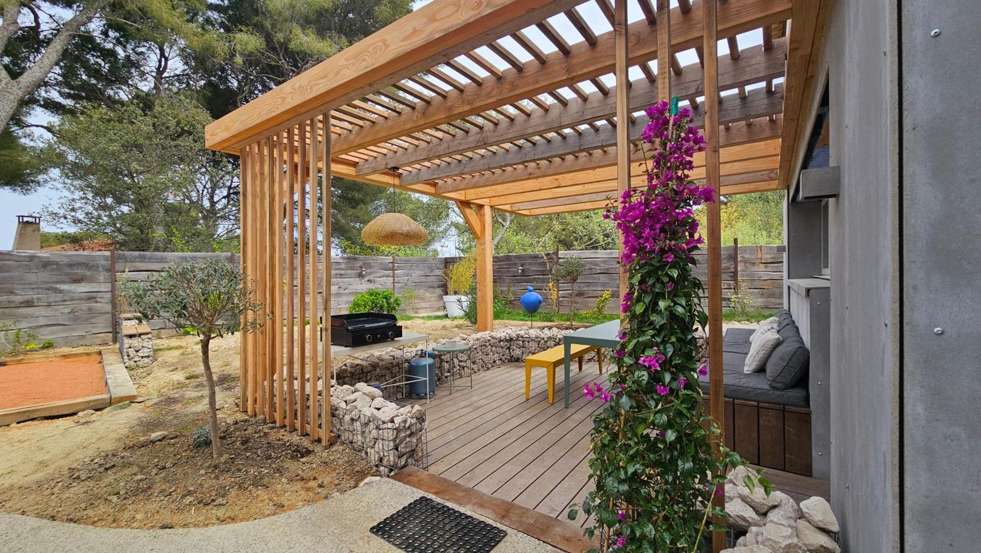 Holiday home La Maison Bleue Saint-Mitre-les-Remparts